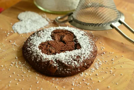 Cake heart powdered sugar