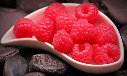 Raspberries in bowl