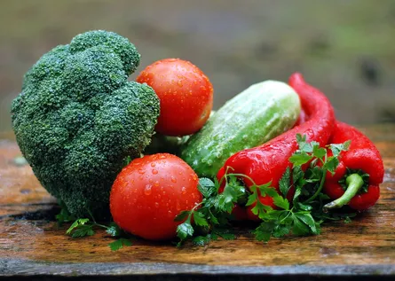 Broccoli, red peppers, tomatoes on table