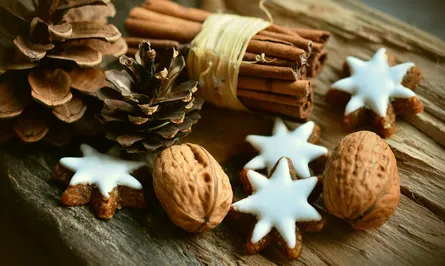 Cinnamon sticks, pine cones, candy stars and walnuts