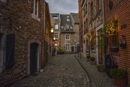 Alleyway between buildings